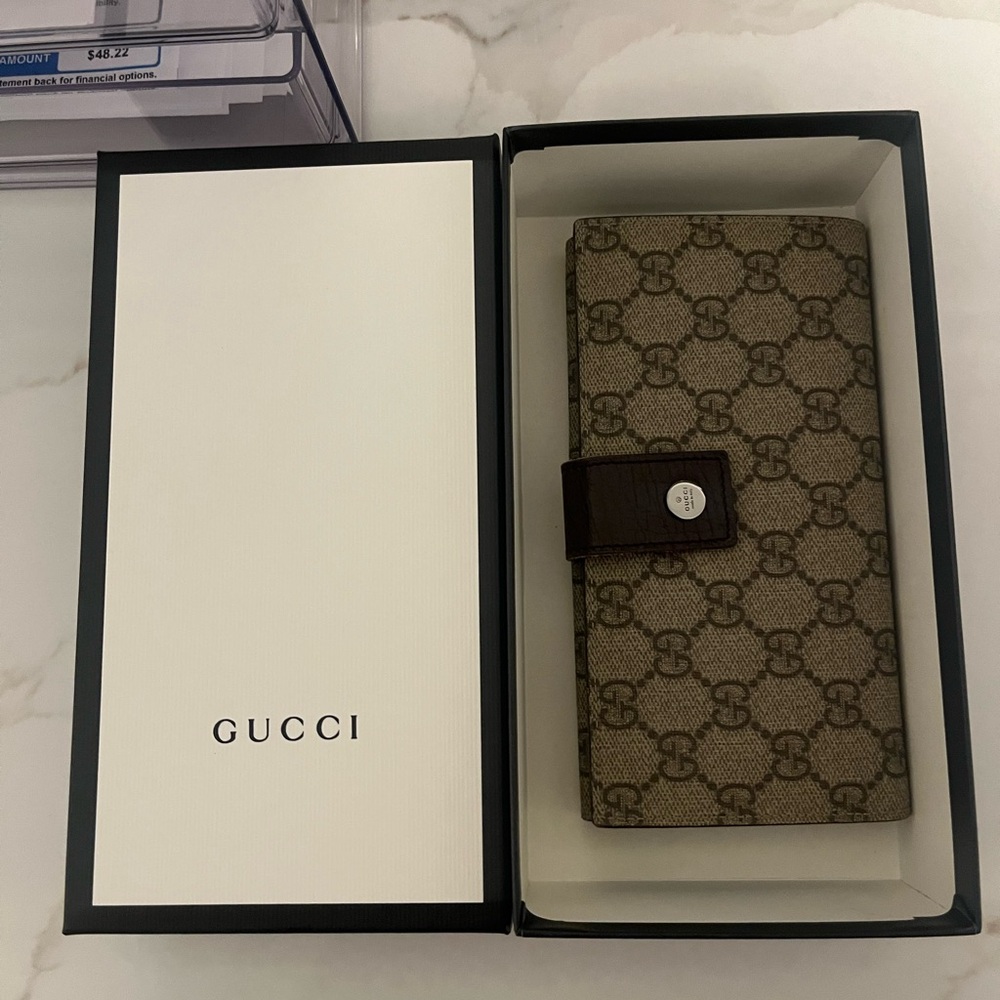 Gucci Wallet with box (authentic comes with paperwork)